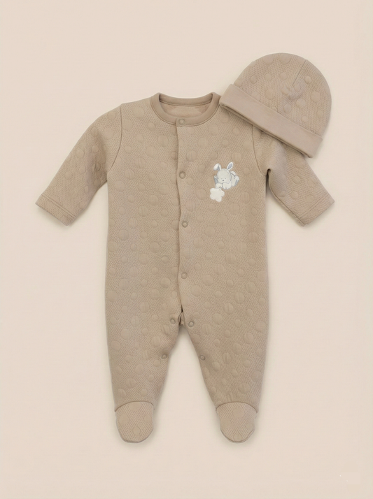 Conjunto de mono y gorro para bebé recién nacido - Algodón Jacquard - Color Arena - BenO BEBE Venezuela