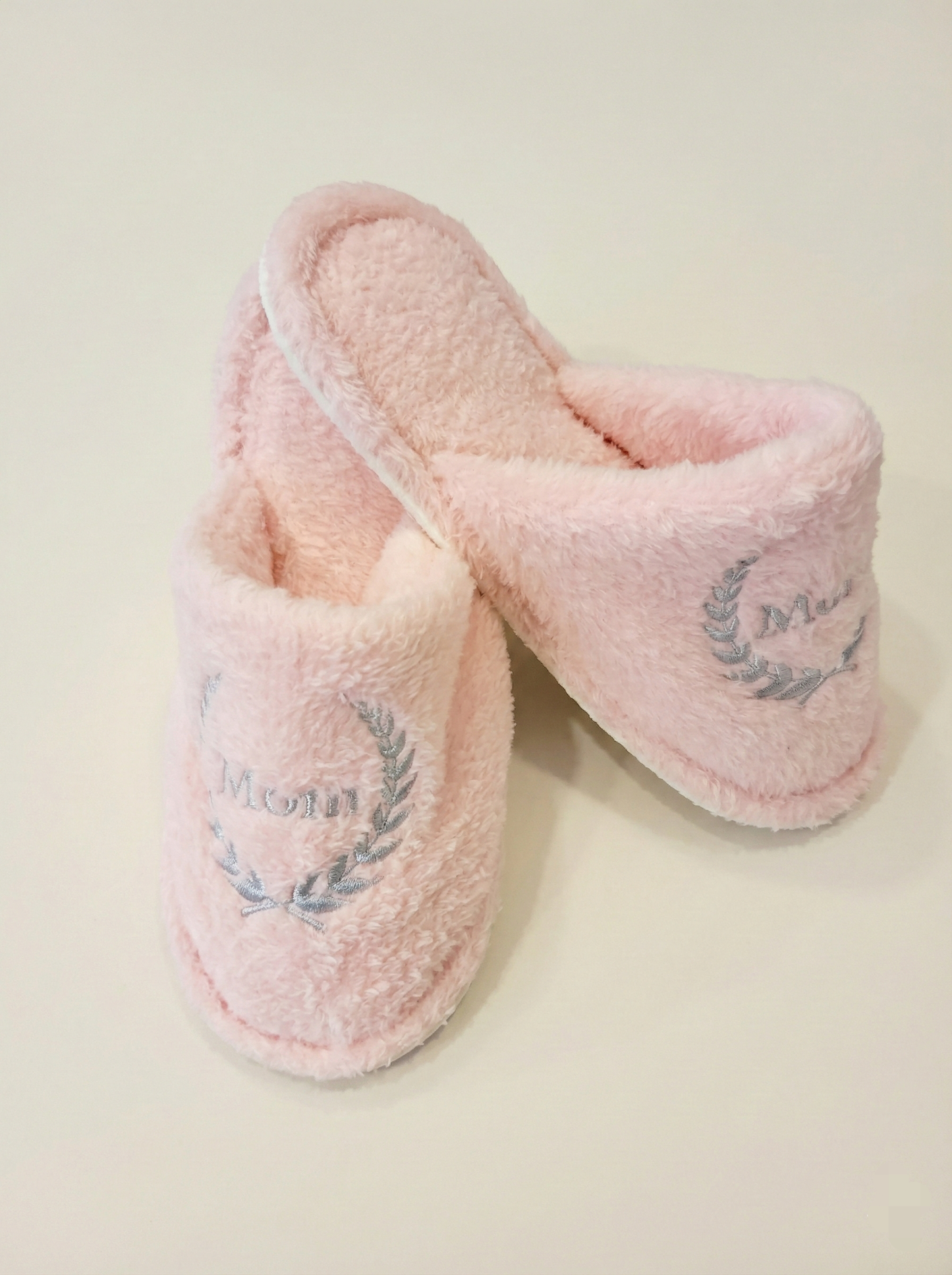 "Pantuflas Rosa suave con bordado Mom gris, zapatillas de casa cómodas para mamá, ideal para regalo del día de las madres y salida clinica maternidade en Venezuela."