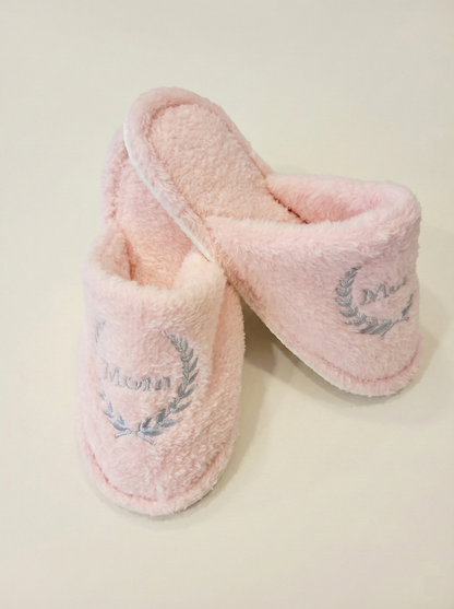 "Pantuflas Rosa suave con bordado Mom gris, zapatillas de casa cómodas para mamá, ideal para regalo del día de las madres y salida clinica maternidade en Venezuela."