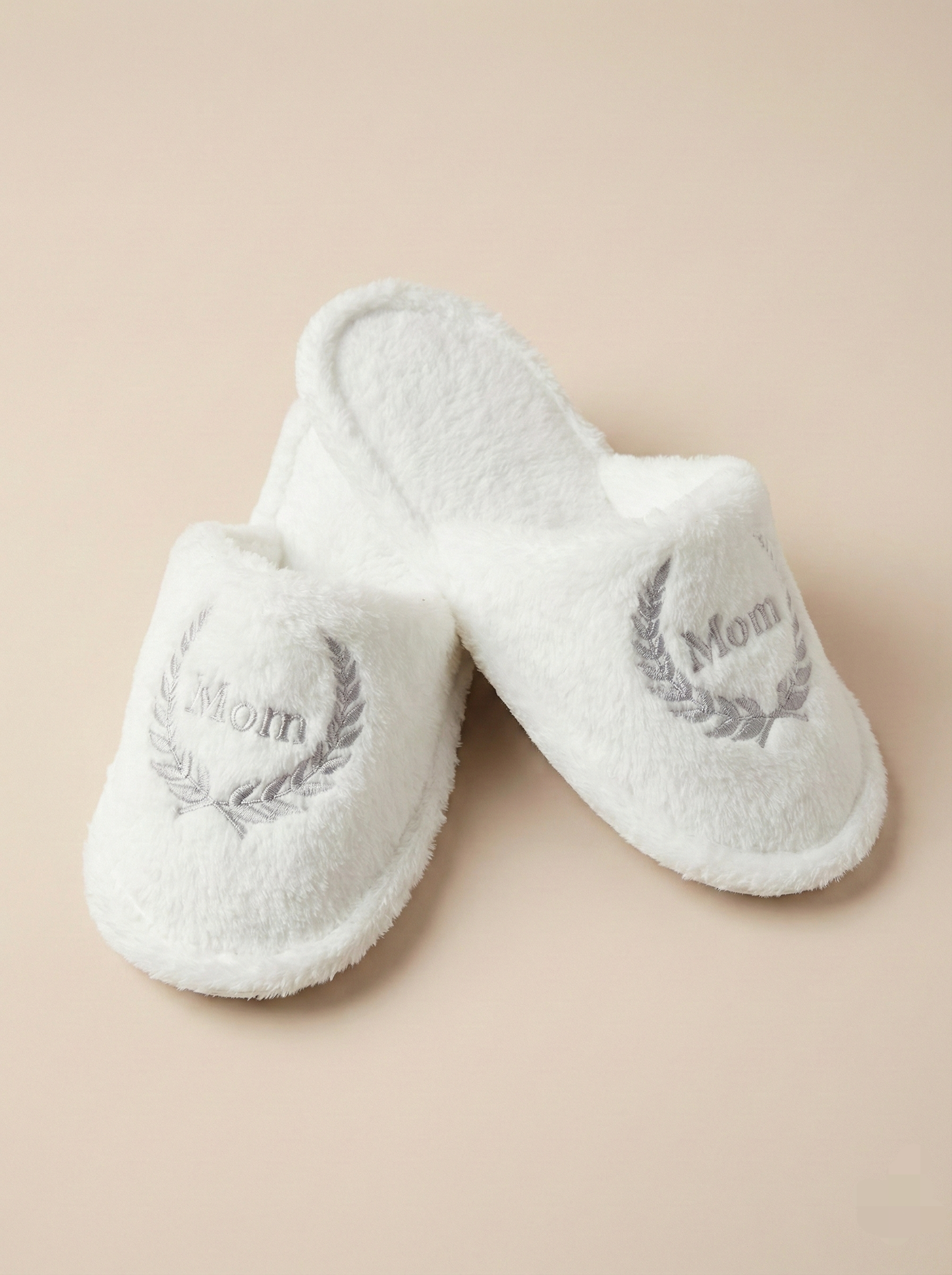 "Pantuflas blancas suaves con bordado Mom gris, zapatillas de casa cómodas para mamá, ideal para regalo del día de las madres y salida clinica maternidade en Venezuela."