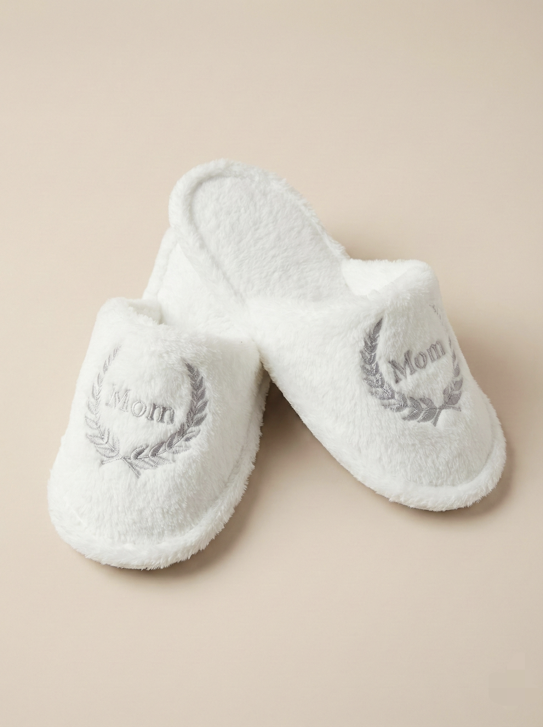 "Pantuflas blancas suaves con bordado Mom gris, zapatillas de casa cómodas para mamá, ideal para regalo del día de las madres y salida clinica maternidade en Venezuela."