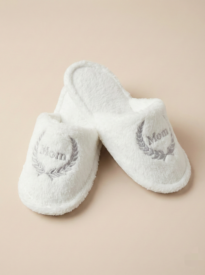 "Pantuflas blancas suaves con bordado Mom gris, zapatillas de casa cómodas para mamá, ideal para regalo del día de las madres y salida clinica maternidade en Venezuela."