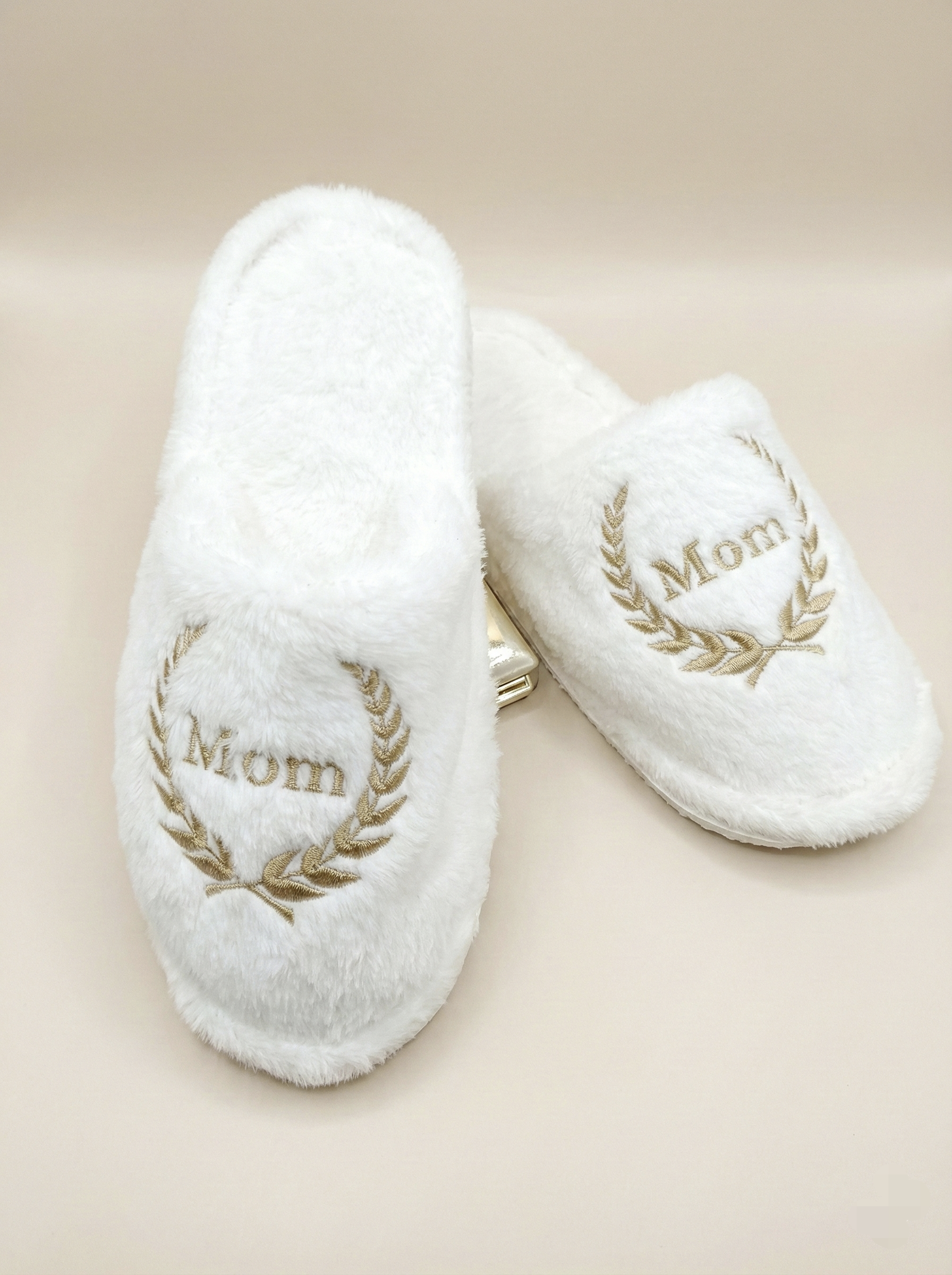 ​"Pantuflas blancas suaves con bordado Mom dorado, zapatillas de casa cómodas para mamá, ideal para regalo del día de las madres y salida clinica maternidade en Venezuela."