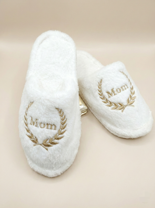 ​"Pantuflas blancas suaves con bordado Mom dorado, zapatillas de casa cómodas para mamá, ideal para regalo del día de las madres y salida clinica maternidade en Venezuela."