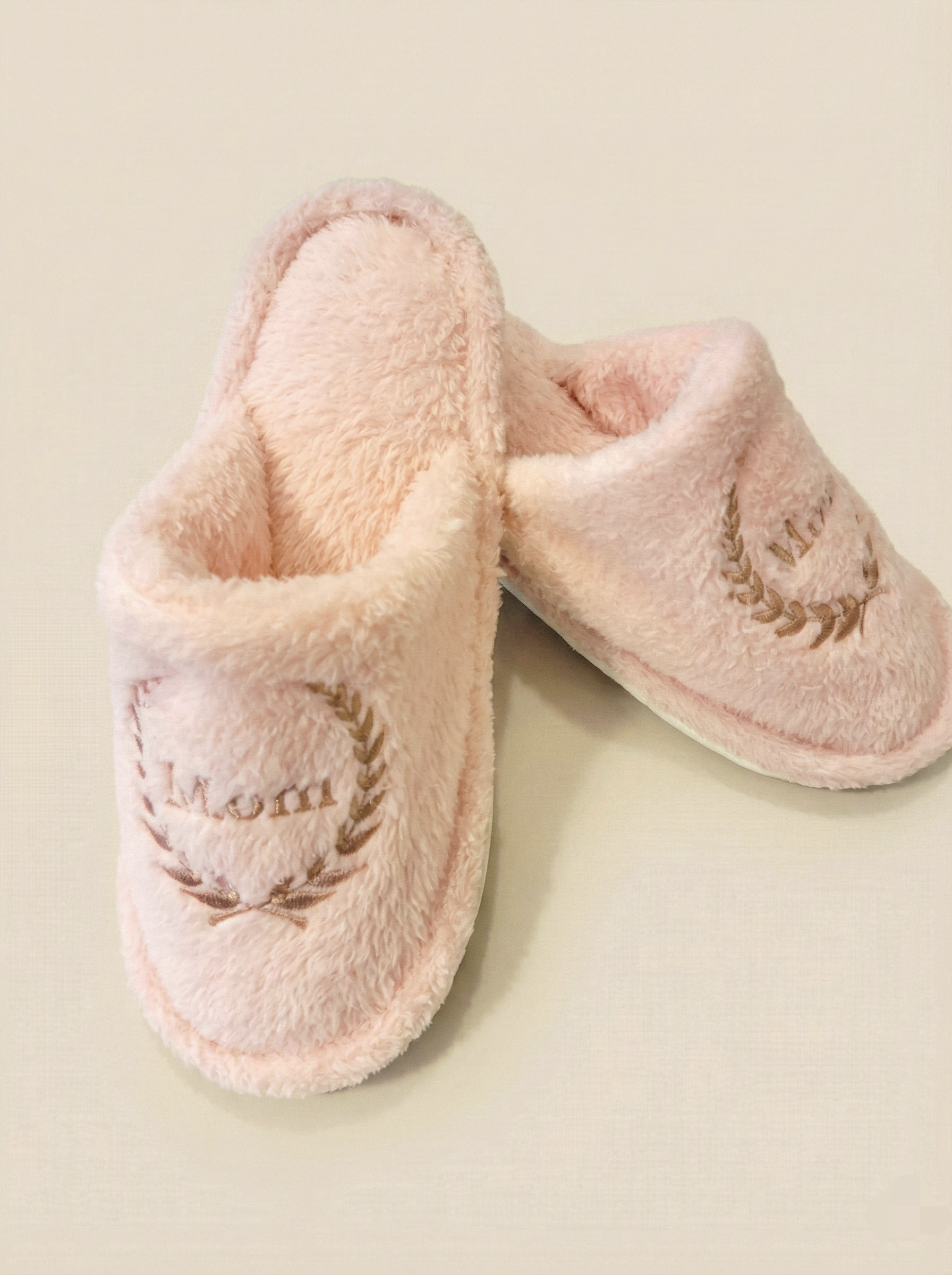 "Pantuflas Rosa suave con bordado Mom cobre, zapatillas de casa cómodas para mamá, ideal para regalo del día de las madres y salida clinica maternidades en Venezuela."
