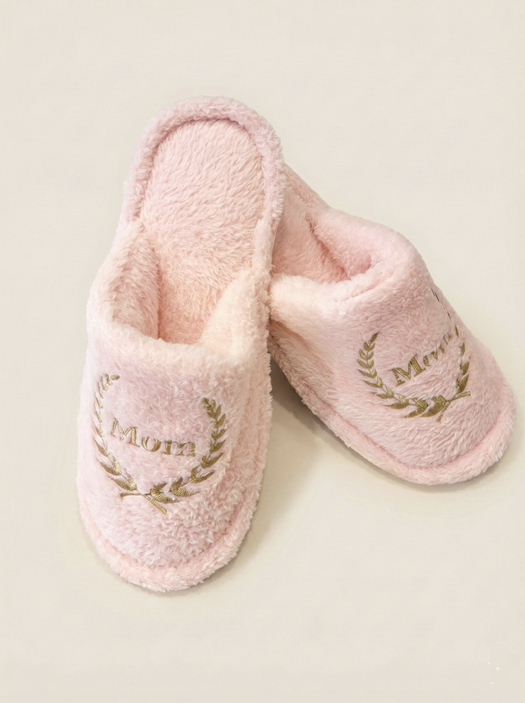 ​"Pantuflas rosadas suaves de peluche con bordado Mom dorado, zapatillas de casa cómodas para mamá, ideal para regalo del día de las madres y salida clinica maternidade en Venezuela."