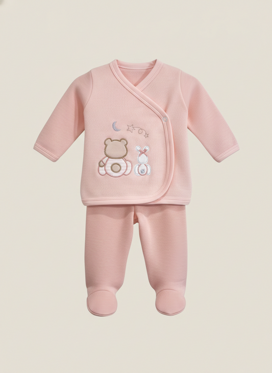 Conjunto de primera puesta para bebé en punto inglés color rosa con bordado de osito y conejo, ideal para recién nacido en Venezuela.