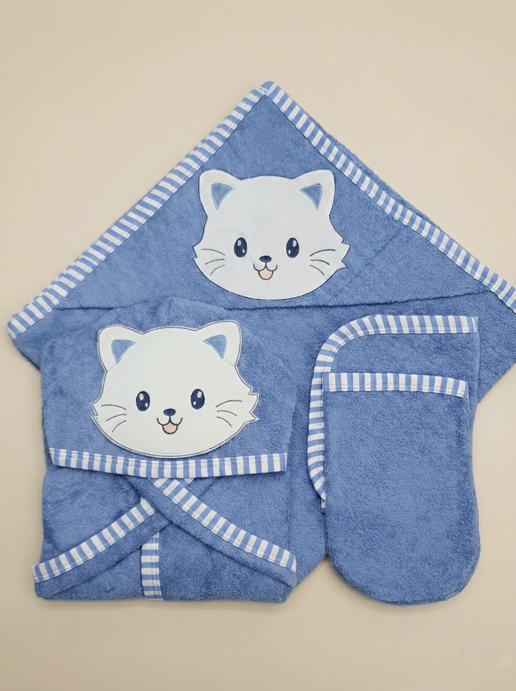 Envuelve a tu bebé en la suavida del Algodón Pima, confort y absorción superior después del baño Bata
Toalla de baño azul blanco