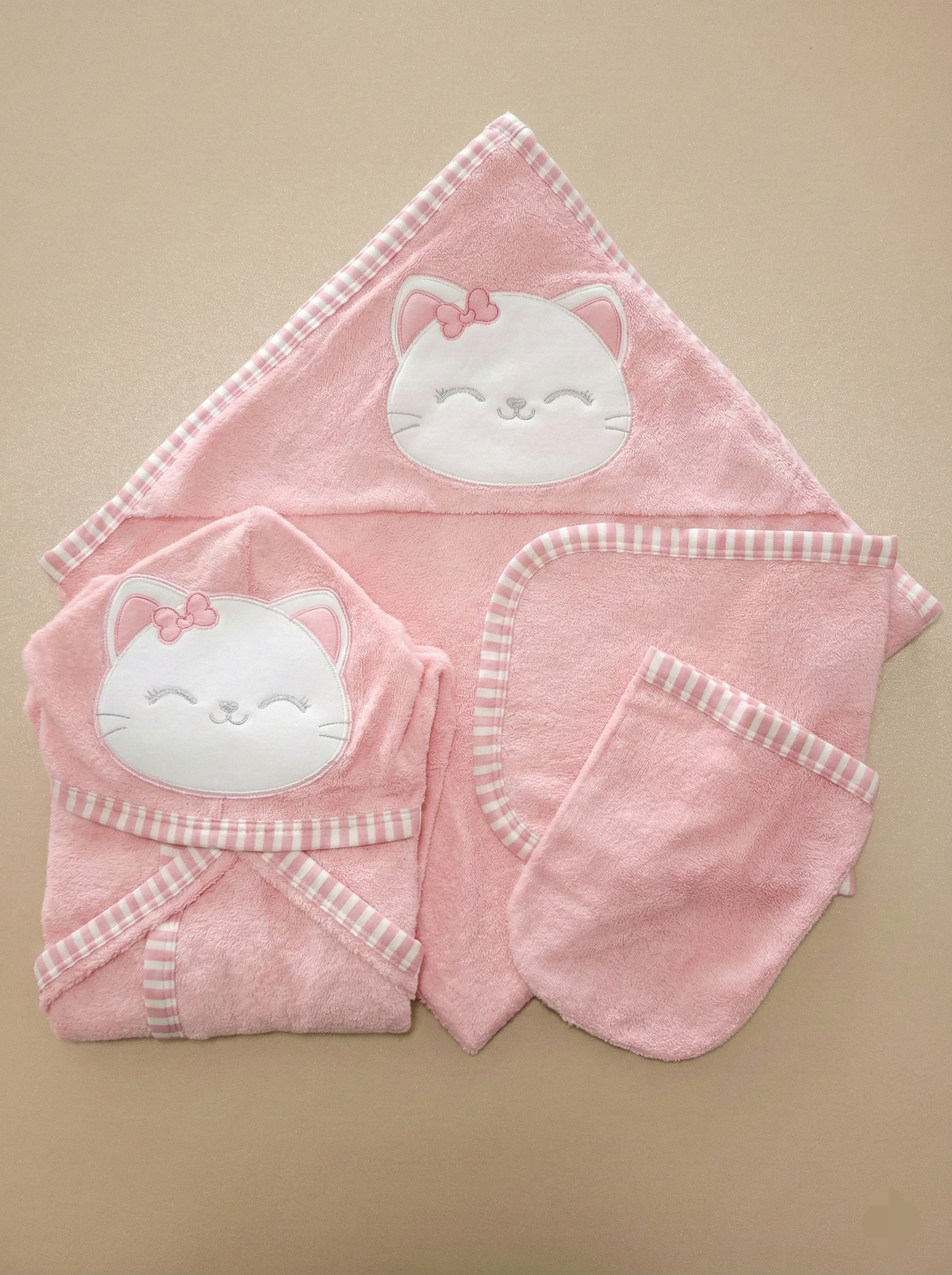 Envuelve a tu bebé en la suavida del Algodón Pima, confort y absorción superior después del baño Bata
Toalla de baño rosa blanco