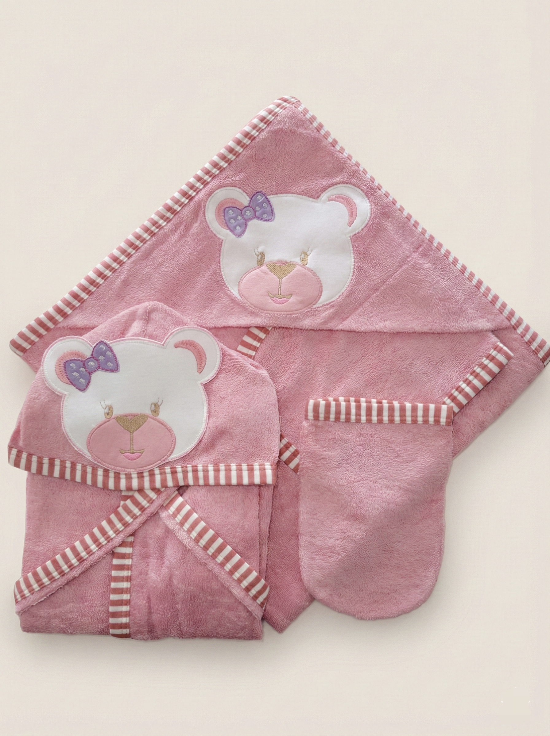 Envuelve a tu bebé en la suavida del Algodón Pima, confort y absorción superior después del baño Bata
Toalla de baño blanco 