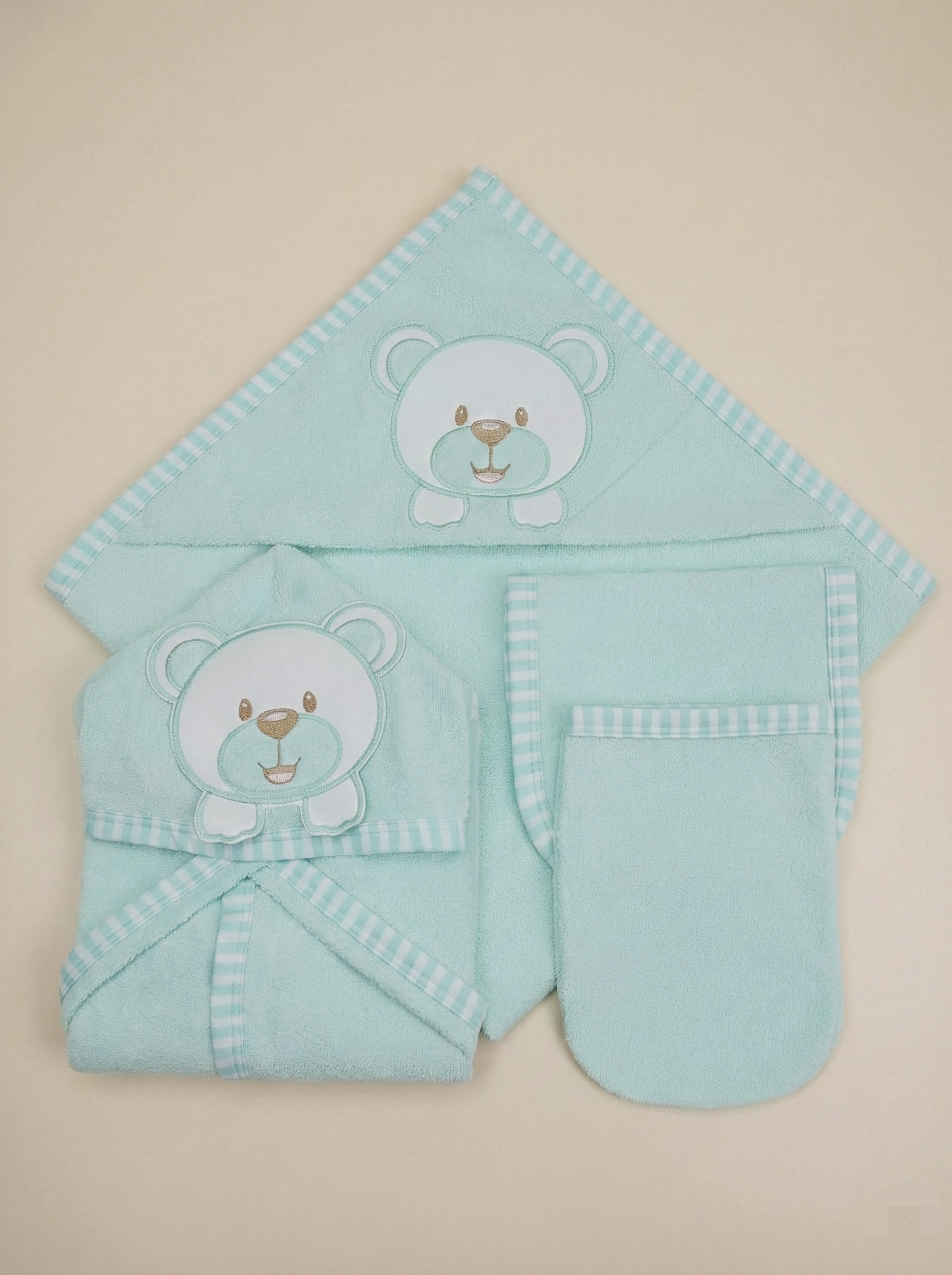 Envuelve a tu bebé en la suavida del Algodón Pima, confort y absorción superior después del baño Bata
Toalla de baño verde 